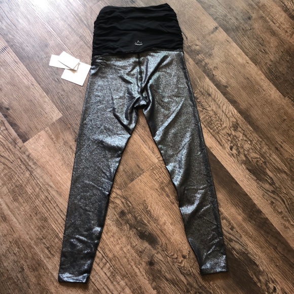 NWT Beyond The Bump twinkle foil midi leggings - Picture 3 of 5